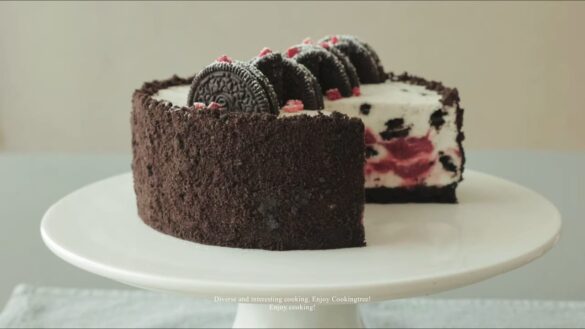 No-Bake Strawberry Oreo Cheesecake Recipe | Cooking Tree