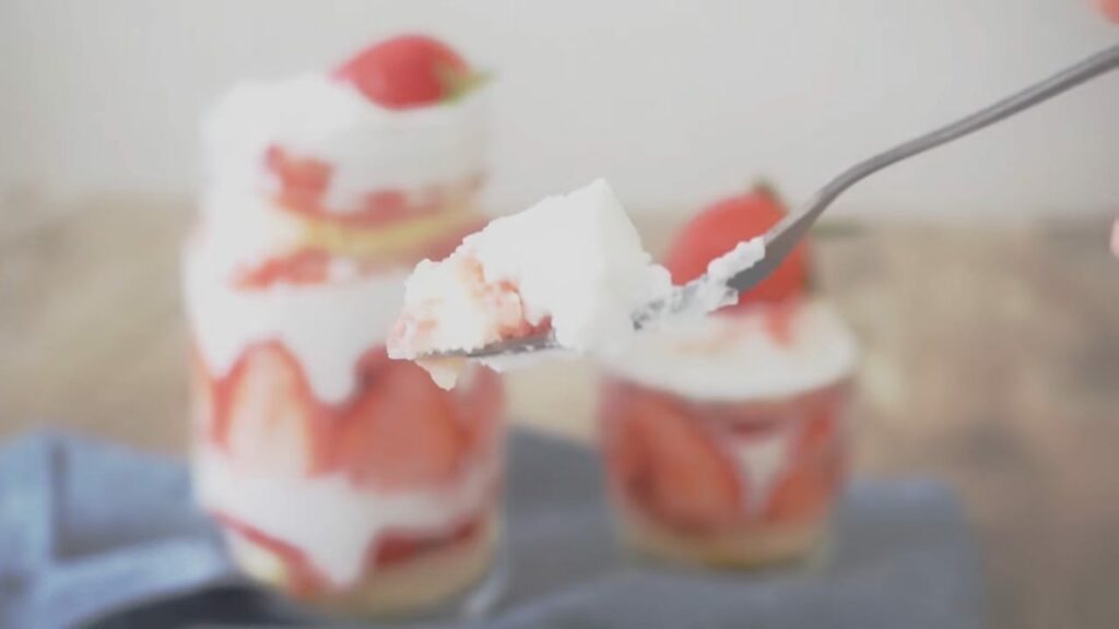 Strawberry whipped cream Bottle cake Cooking tree