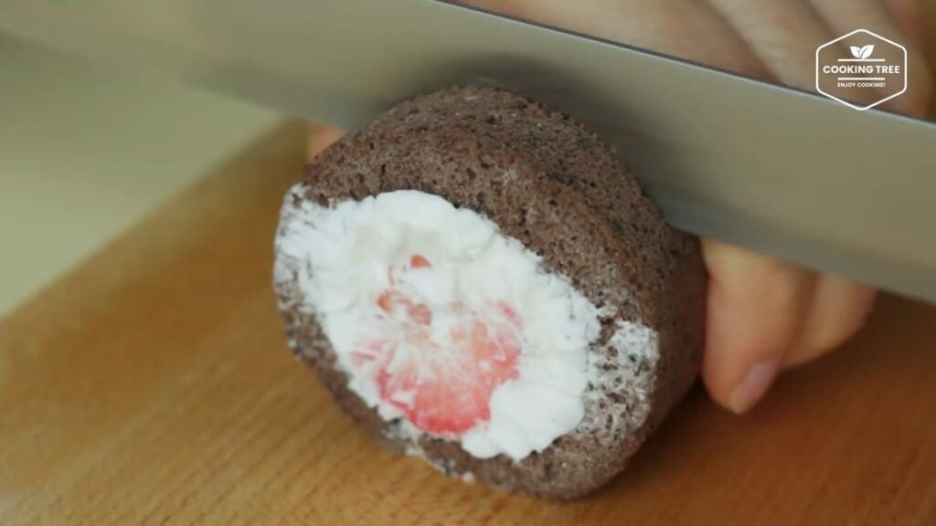 Strawberry chocolate mini roll cake Cooking tree
