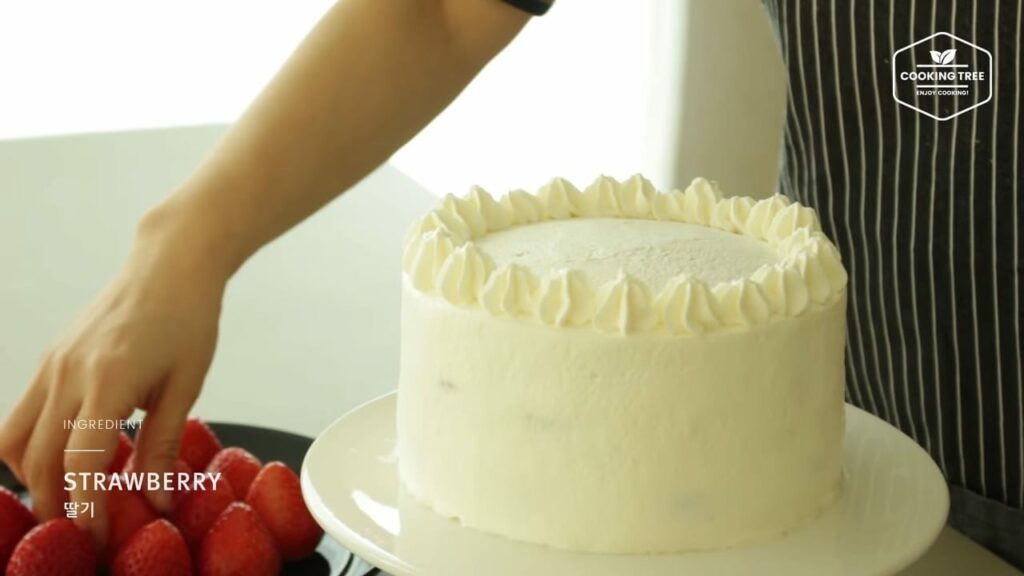 Strawberry whipped cream cake Cooking tree