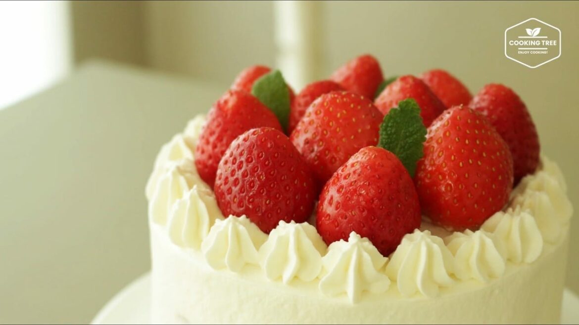Strawberry whipped cream cake Cooking tree