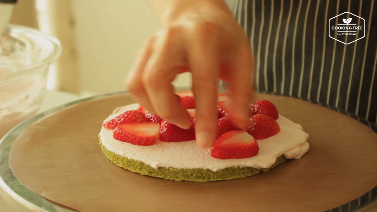 Matcha strawberry cake Recipe (Green tea cake)