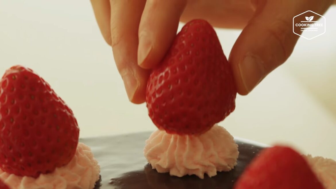 Matcha strawberry cake Recipe (Green tea cake)