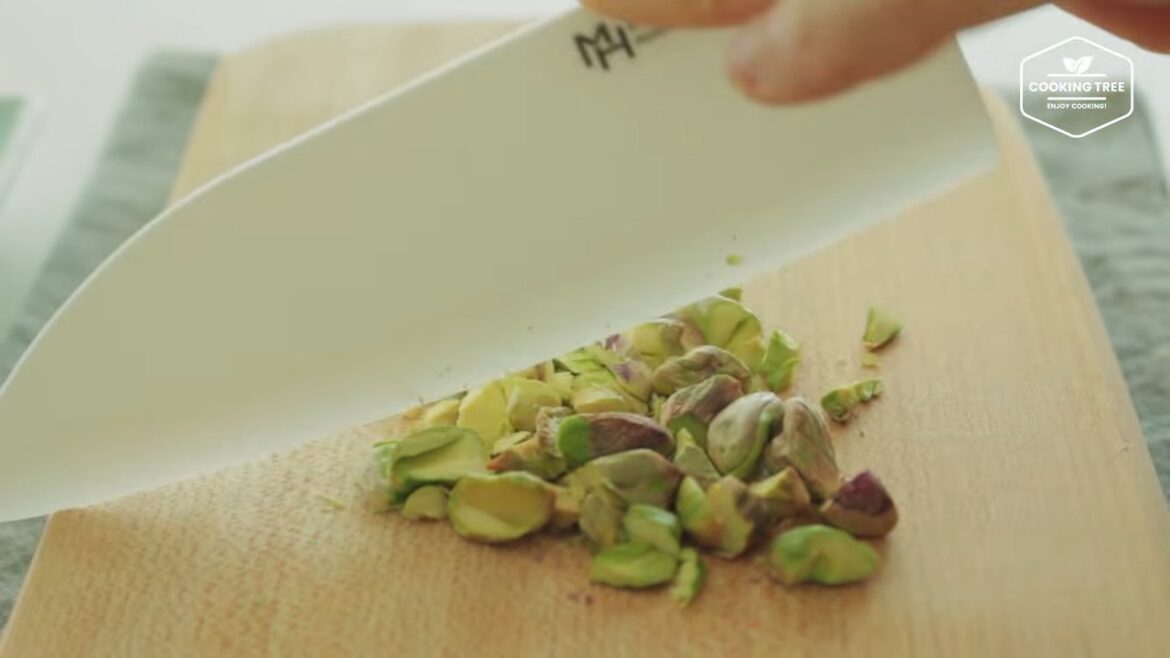 Pistachio cream cheese mousse cake Recipe