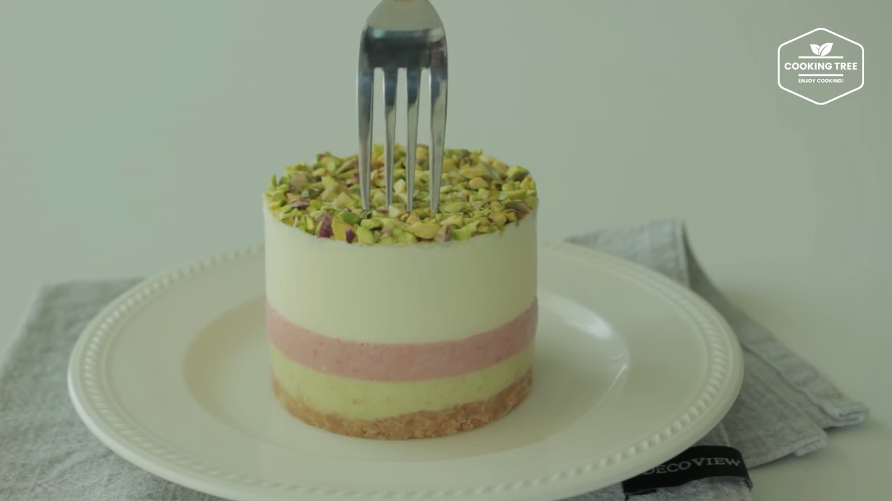 Pistachio cream cheese mousse cake Recipe