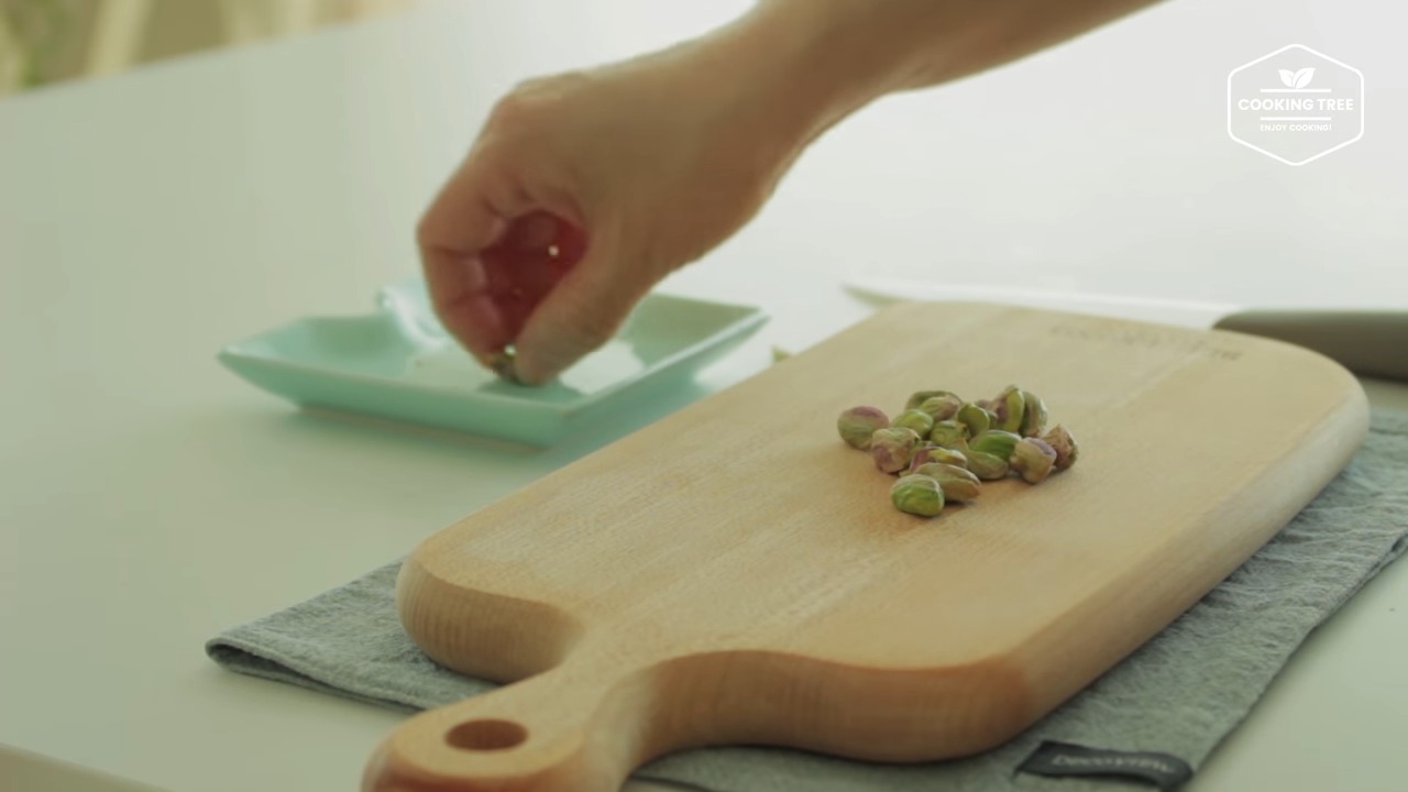 Pistachio cream cheese mousse cake Recipe