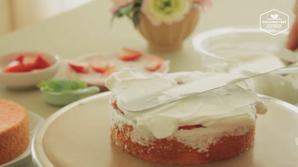 딸기 시폰 케이크 만들기 쉬폰 생크림 케이크 Strawberry Chiffon Cake Recipe ストロベリーシフォンケーキ Cookingtree쿠킹트리 screenshot