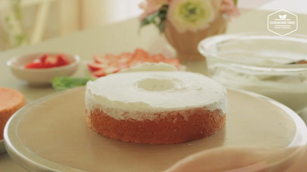 딸기 시폰 케이크 만들기 쉬폰 생크림 케이크 Strawberry Chiffon Cake Recipe ストロベリーシフォンケーキ Cookingtree쿠킹트리 screenshot