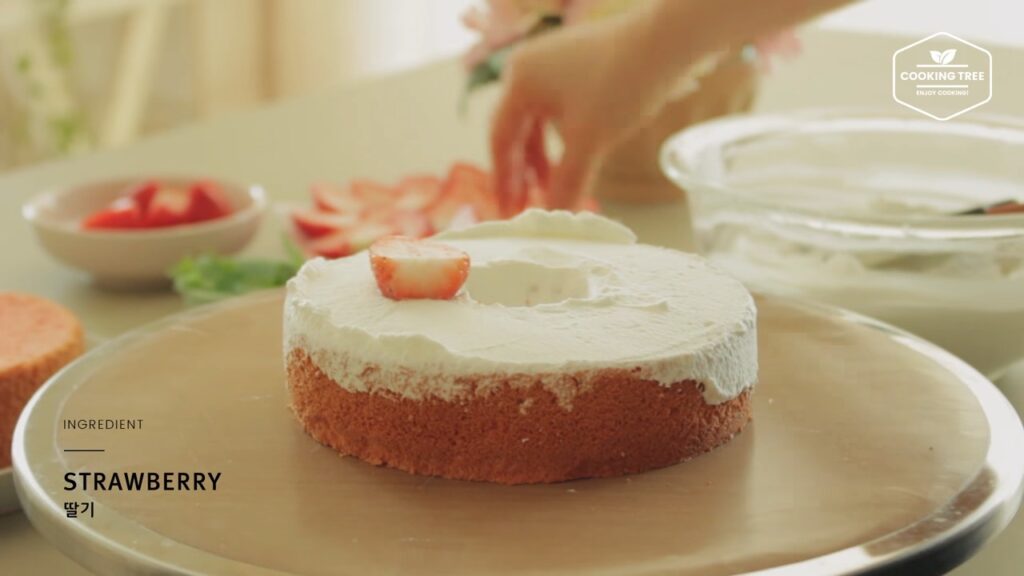 딸기 시폰 케이크 만들기 쉬폰 생크림 케이크 Strawberry Chiffon Cake Recipe ストロベリーシフォンケーキ Cookingtree쿠킹트리 screenshot