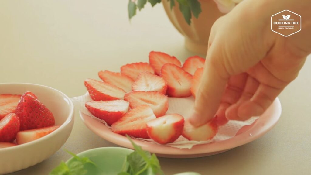 딸기 시폰 케이크 만들기 쉬폰 생크림 케이크 Strawberry Chiffon Cake Recipe ストロベリーシフォンケーキ Cookingtree쿠킹트리 screenshot