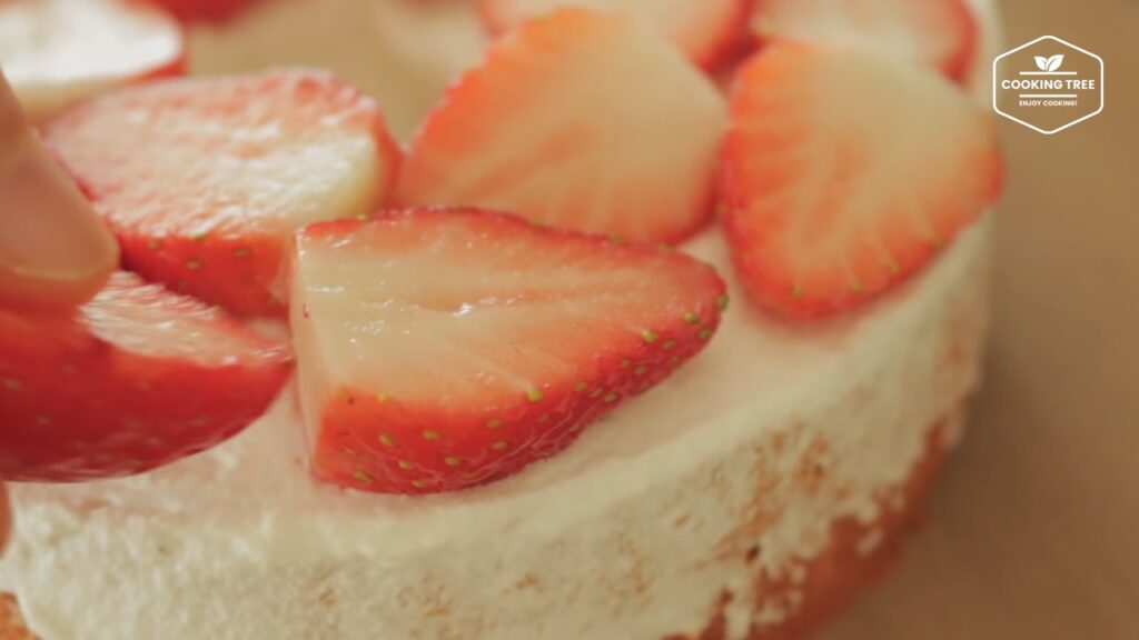 딸기 시폰 케이크 만들기 쉬폰 생크림 케이크 Strawberry Chiffon Cake Recipe ストロベリーシフォンケーキ Cookingtree쿠킹트리 screenshot