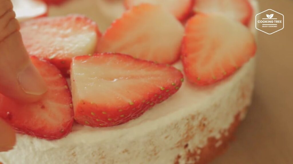 딸기 시폰 케이크 만들기 쉬폰 생크림 케이크 Strawberry Chiffon Cake Recipe ストロベリーシフォンケーキ Cookingtree쿠킹트리 screenshot
