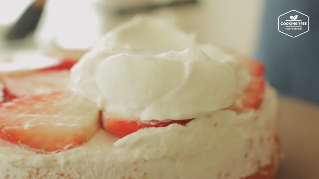 딸기 시폰 케이크 만들기 쉬폰 생크림 케이크 Strawberry Chiffon Cake Recipe ストロベリーシフォンケーキ Cookingtree쿠킹트리 screenshot