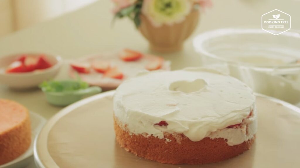 딸기 시폰 케이크 만들기 쉬폰 생크림 케이크 Strawberry Chiffon Cake Recipe ストロベリーシフォンケーキ Cookingtree쿠킹트리 screenshot
