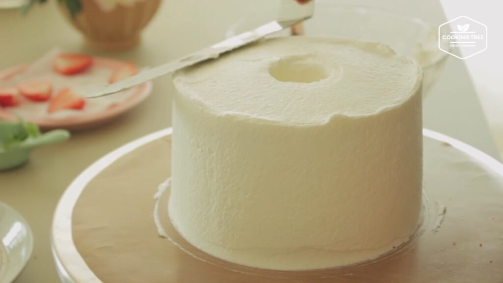 딸기 시폰 케이크 만들기 쉬폰 생크림 케이크 Strawberry Chiffon Cake Recipe ストロベリーシフォンケーキ Cookingtree쿠킹트리 screenshot