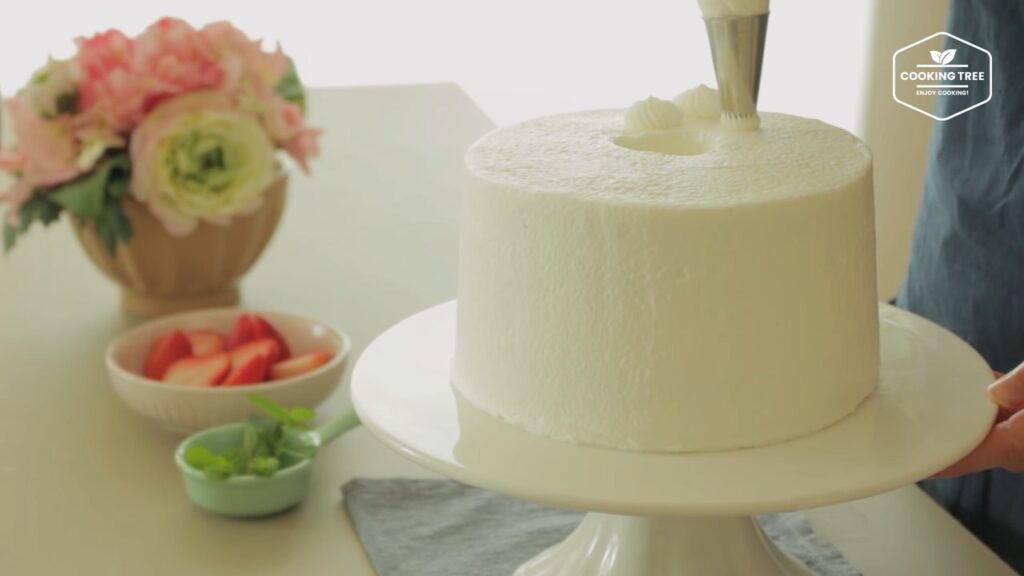 딸기 시폰 케이크 만들기 쉬폰 생크림 케이크 Strawberry Chiffon Cake Recipe ストロベリーシフォンケーキ Cookingtree쿠킹트리 screenshot
