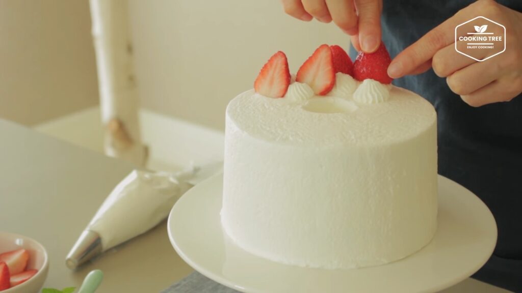 딸기 시폰 케이크 만들기 쉬폰 생크림 케이크 Strawberry Chiffon Cake Recipe ストロベリーシフォンケーキ Cookingtree쿠킹트리 screenshot