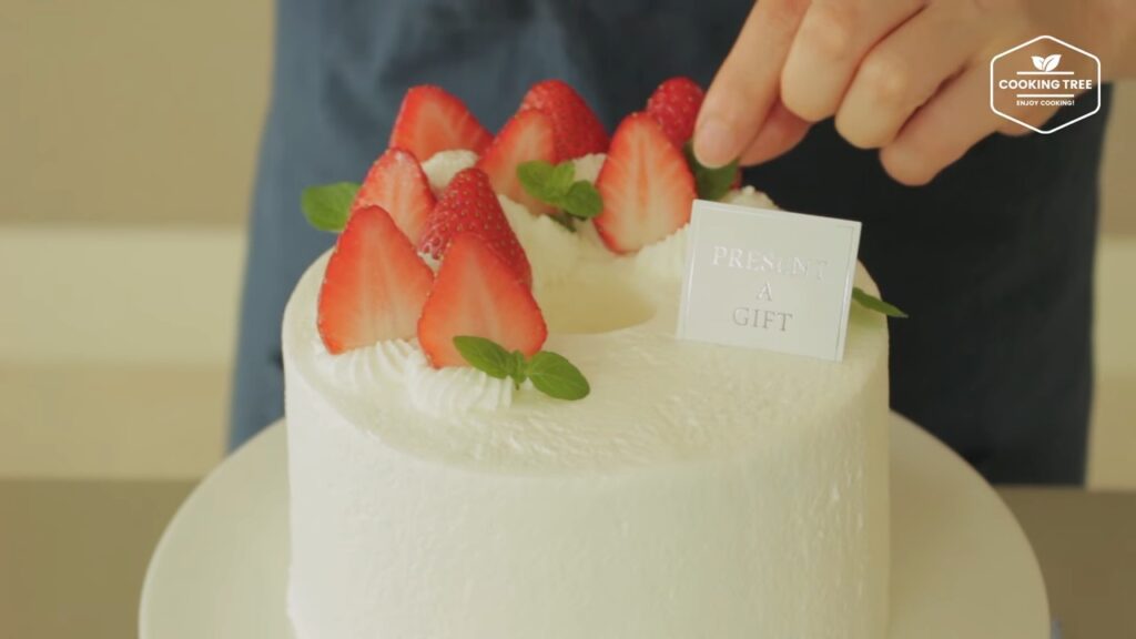 딸기 시폰 케이크 만들기 쉬폰 생크림 케이크 Strawberry Chiffon Cake Recipe ストロベリーシフォンケーキ Cookingtree쿠킹트리 screenshot