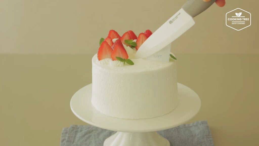 딸기 시폰 케이크 만들기 쉬폰 생크림 케이크 Strawberry Chiffon Cake Recipe ストロベリーシフォンケーキ Cookingtree쿠킹트리 screenshot