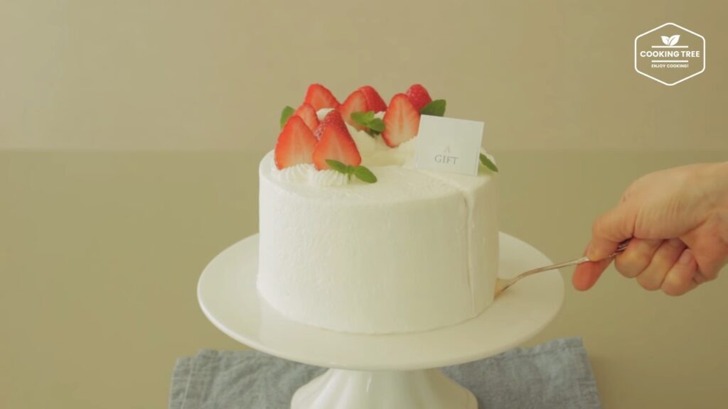 딸기 시폰 케이크 만들기 쉬폰 생크림 케이크 Strawberry Chiffon Cake Recipe ストロベリーシフォンケーキ Cookingtree쿠킹트리 screenshot