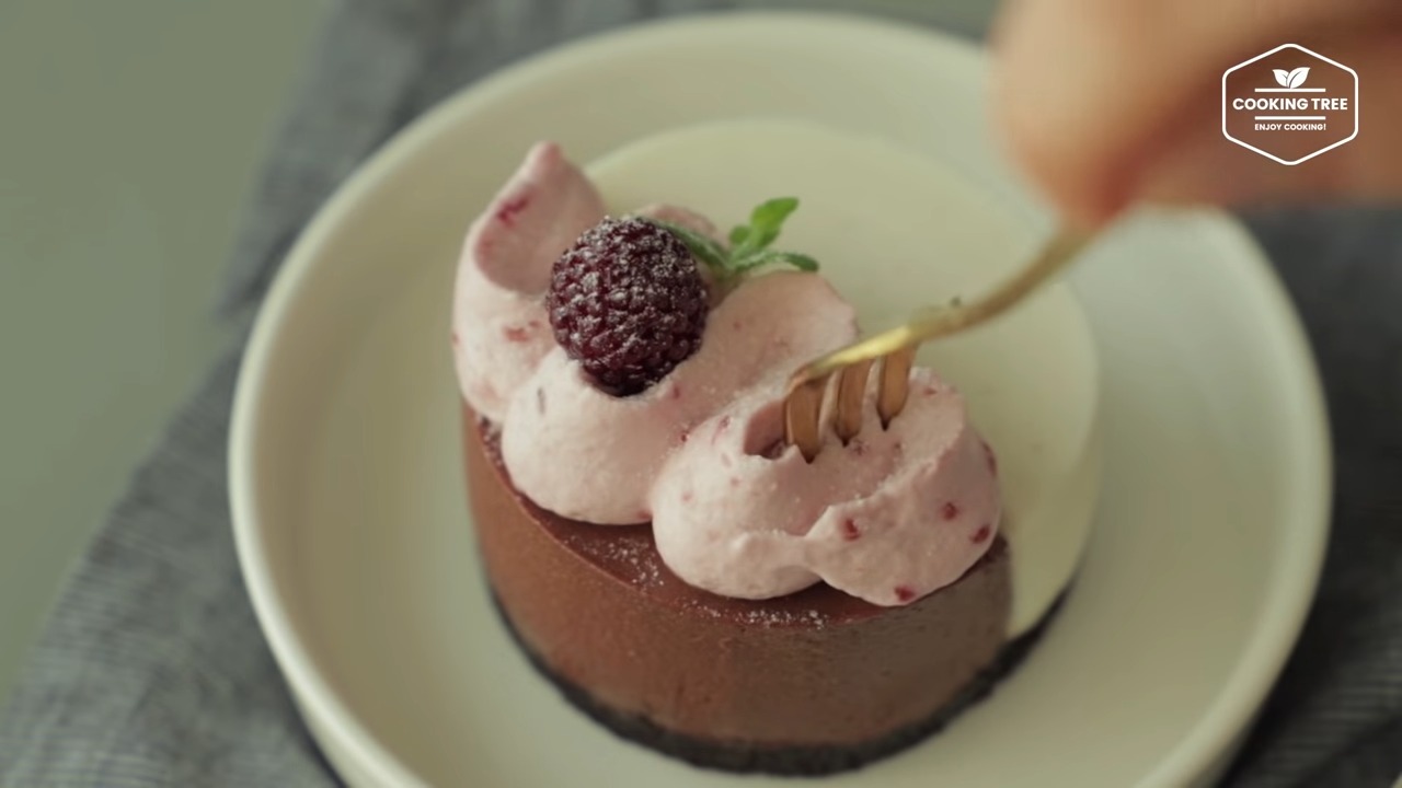 Chocolate And Vanilla Double Mousse Cake Recipe