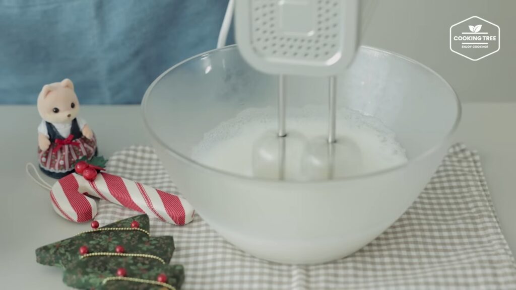 Christmas Strawberry Chocolate Roll Cake Recipe