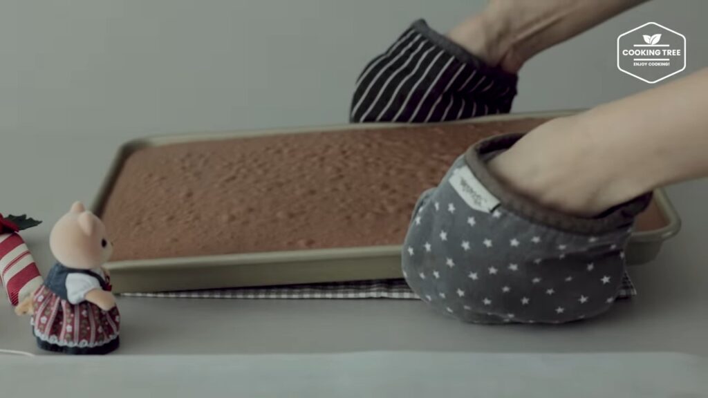 Christmas Strawberry Chocolate Roll Cake Recipe