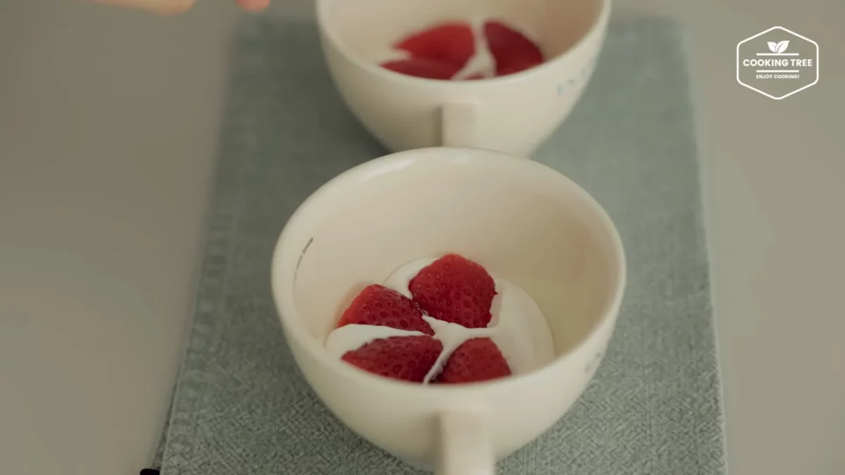 Christmas Strawberry Mug Cake Recipe