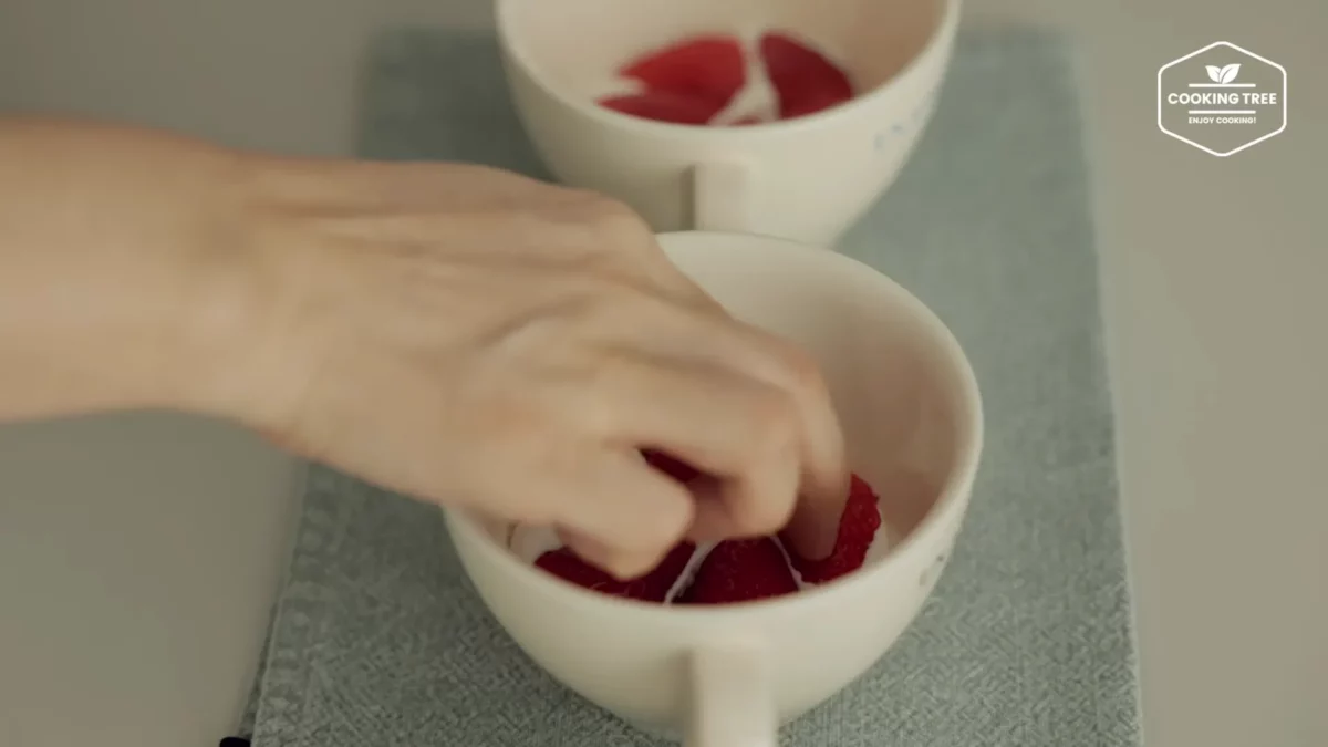 Christmas Strawberry Mug Cake Recipe