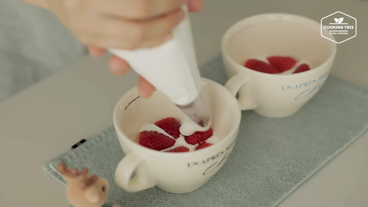 Christmas Strawberry Mug Cake Recipe