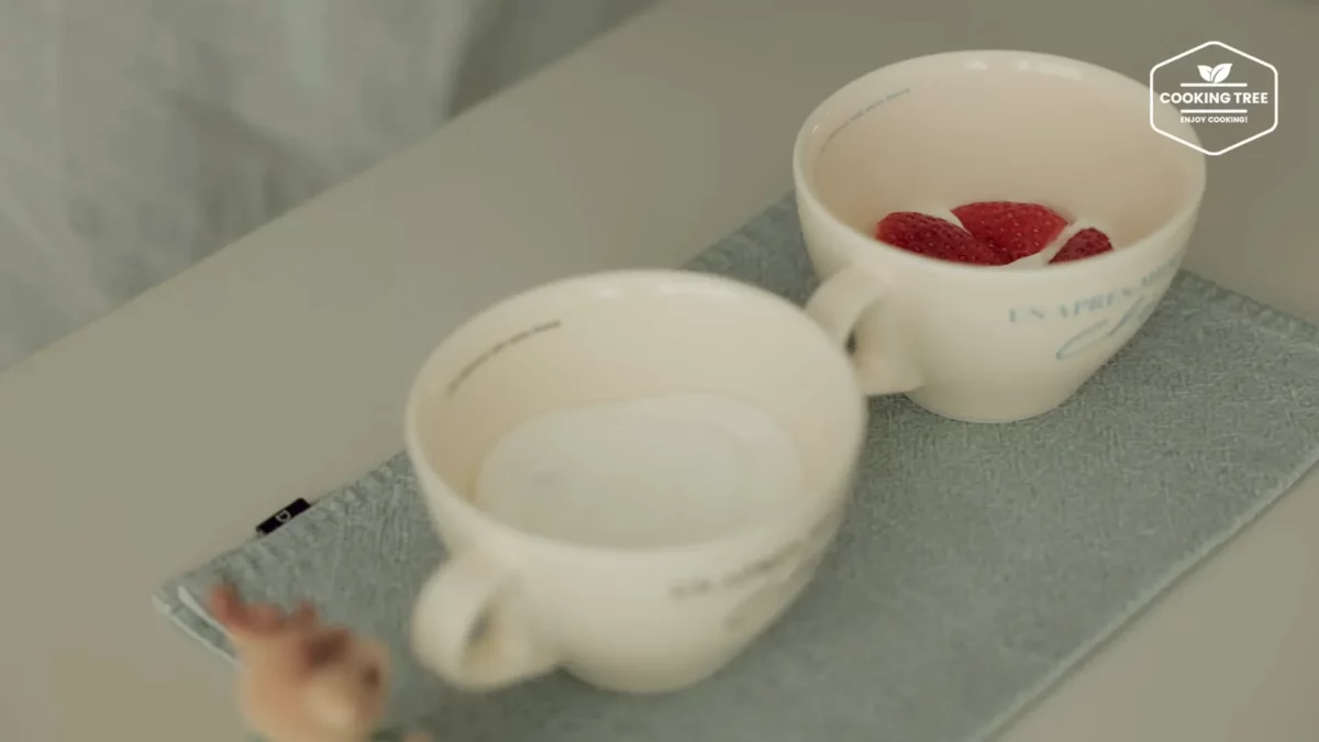 Christmas Strawberry Mug Cake Recipe