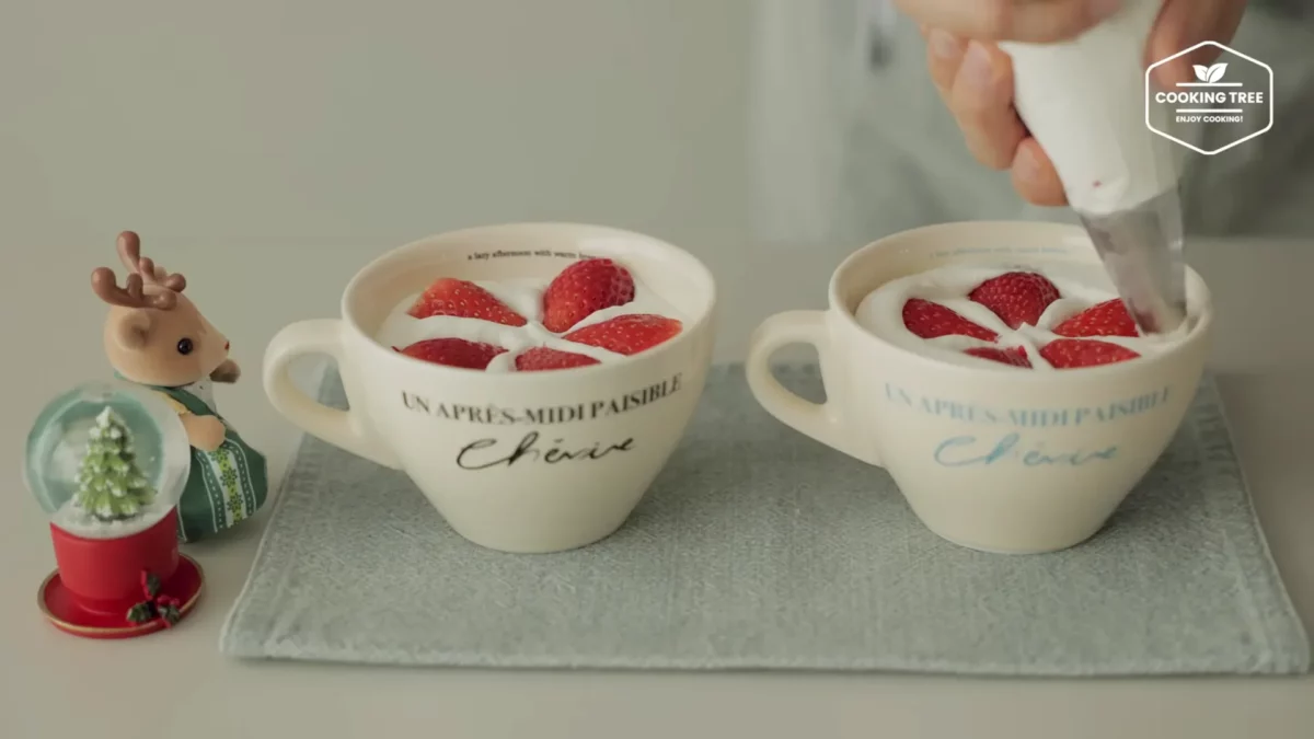 Christmas Strawberry Mug Cake Recipe