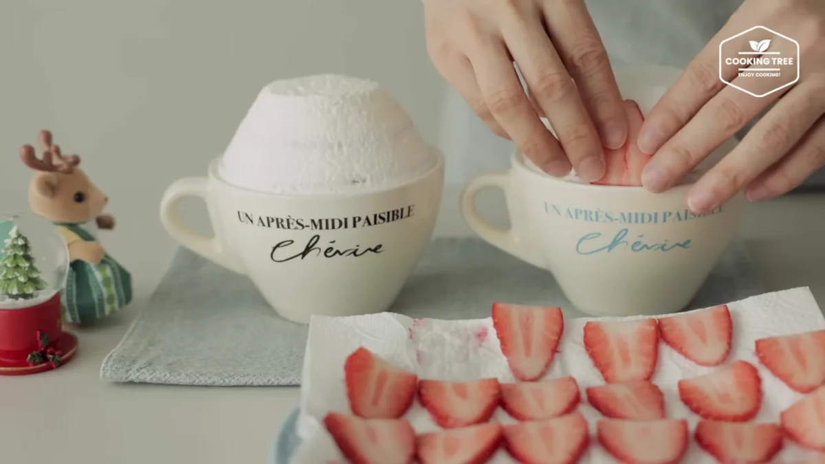 Christmas Strawberry Mug Cake Recipe