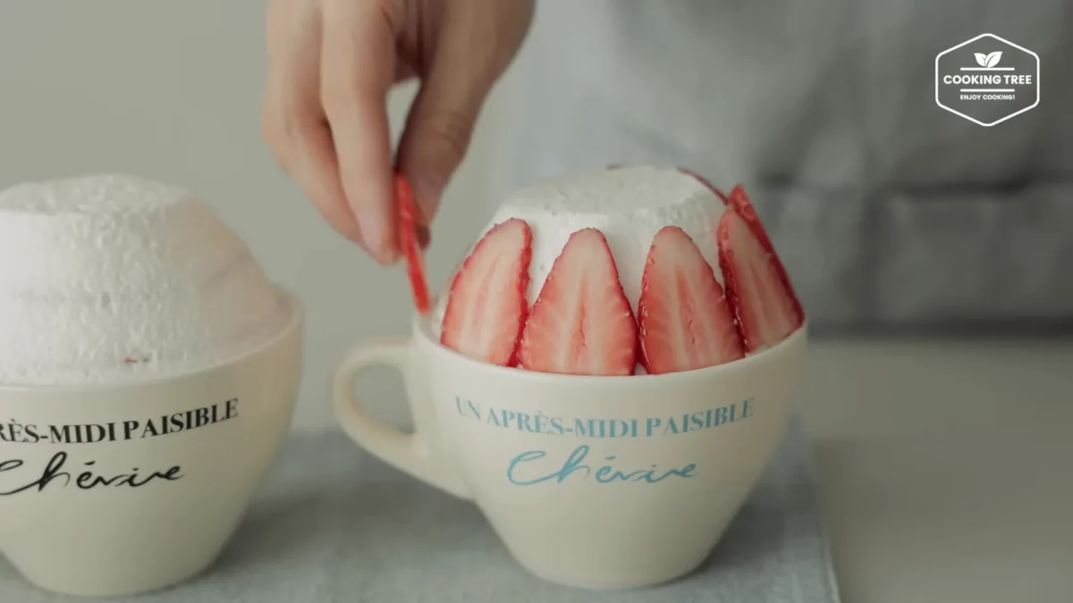 Christmas Strawberry Mug Cake Recipe