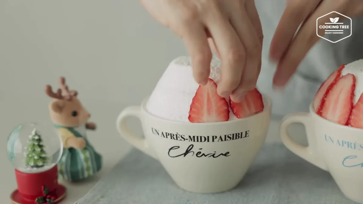 Christmas Strawberry Mug Cake Recipe