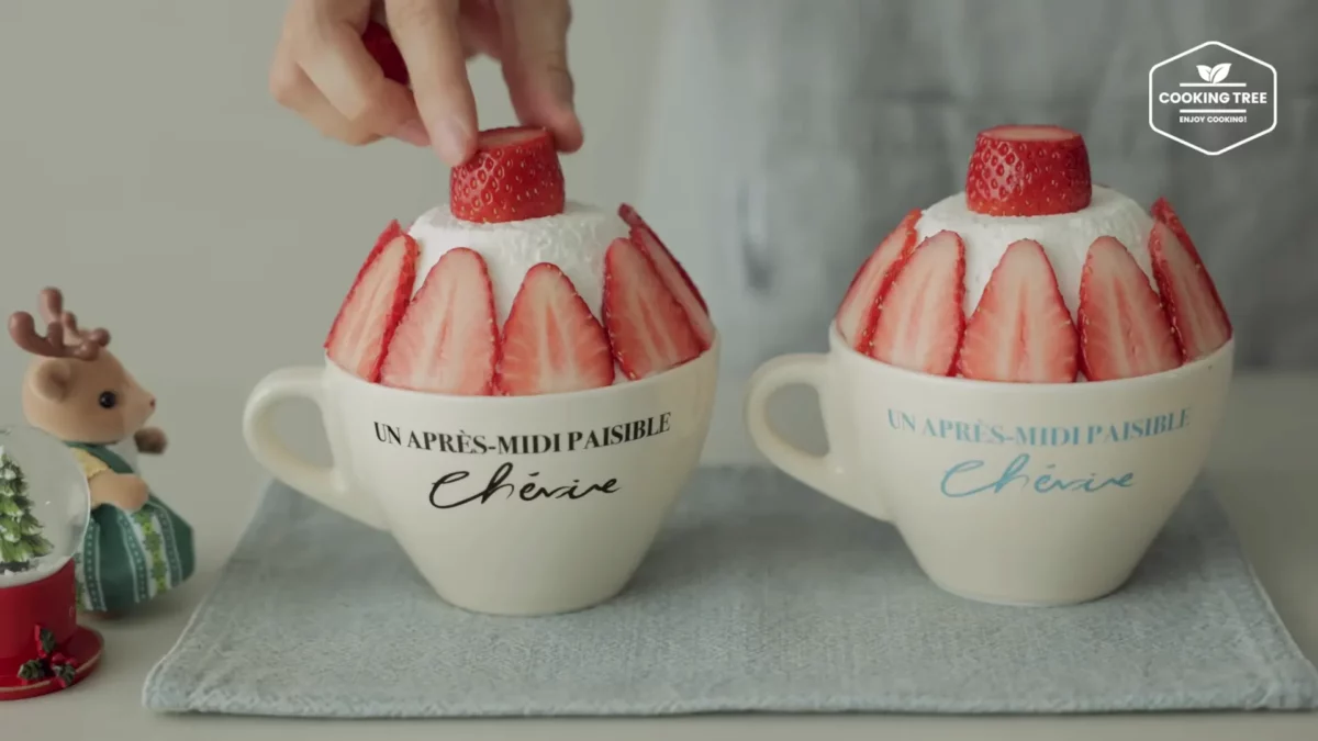 Christmas Strawberry Mug Cake Recipe