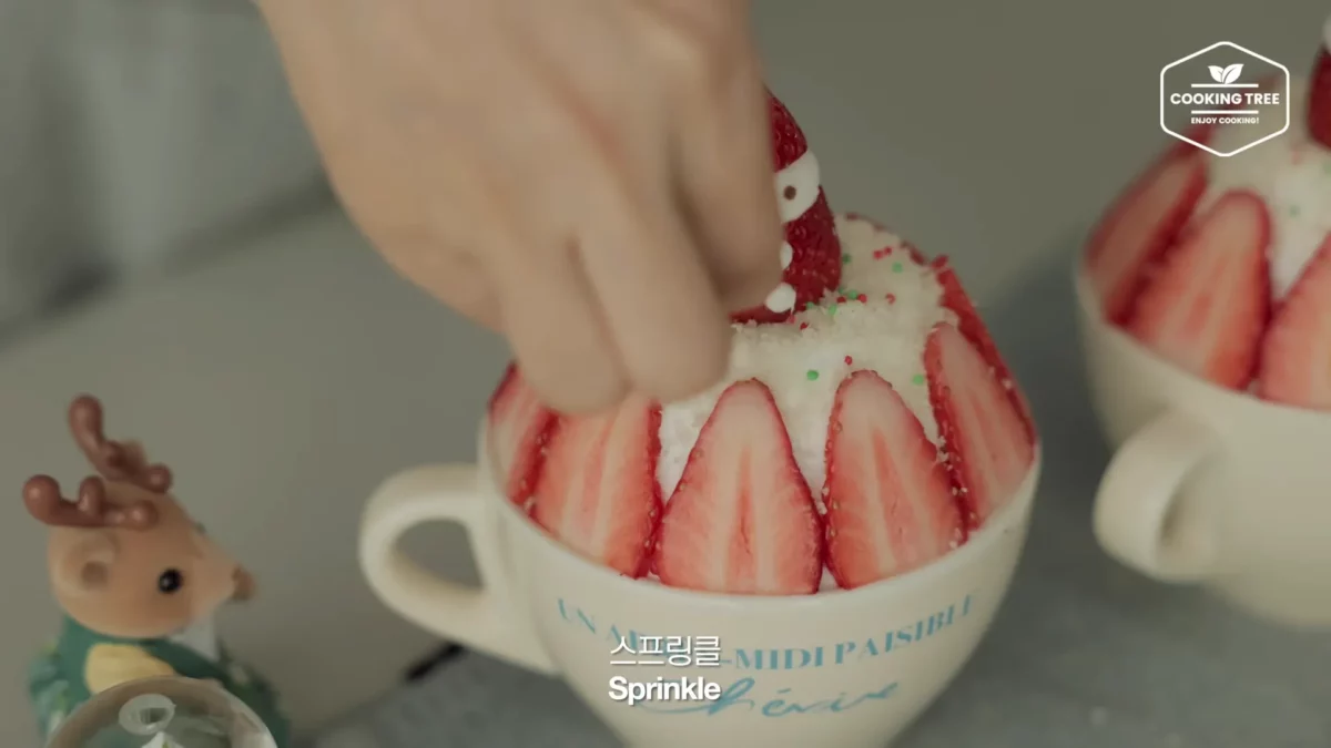 Christmas Strawberry Mug Cake Recipe